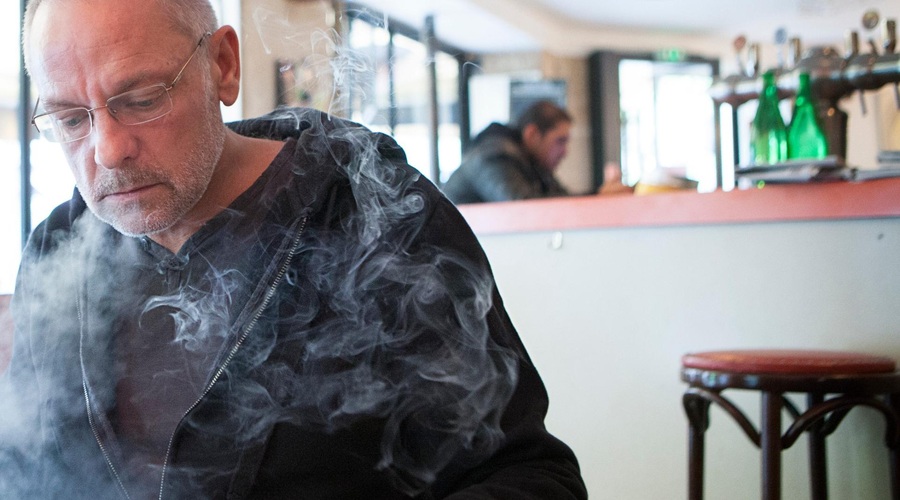 Lahko elektronske cigarete kadimo v zaprtem prostoru? (foto: Profimedia)
