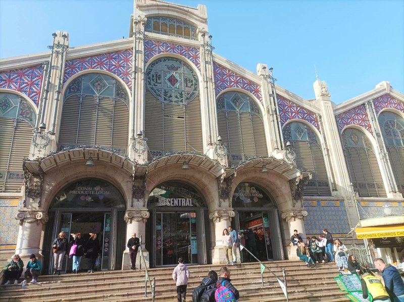 Mercado Central, osrednja pokrita tržnica, kjer prevladujejo siri, olive, viseče šunke ter stojnice s sveže stisnjenim sokom iz valencijskih pomaranč.