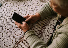 Ranljivi starejši vse pogosteje žrtve prevar in izsiljevanja: zavedejo jih na pretresljive načine