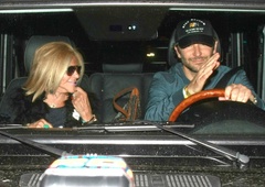 Eden najlepših igralcev živi z mamo in jo vodi na zmenke, v ozadju pa je srce parajoča zgodba