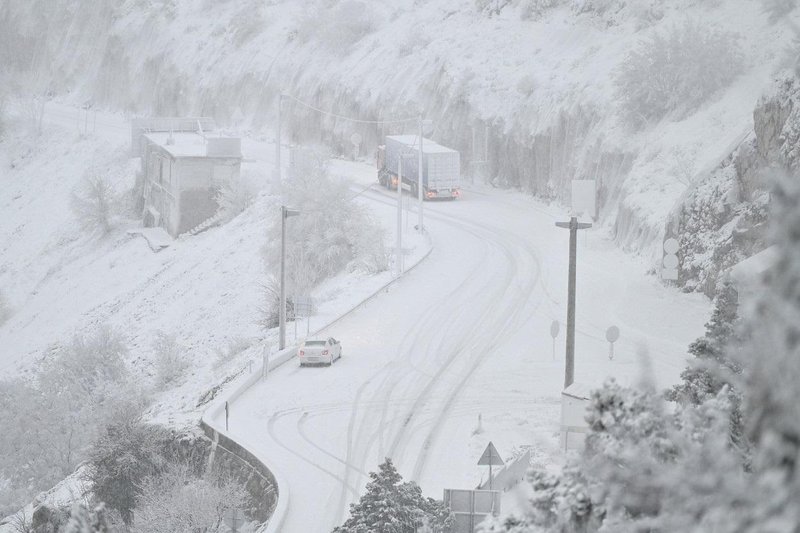 Na Hrvaškem zaradi neurja in snega zaprte vse ceste iz Dalmacije proti notranjosti.