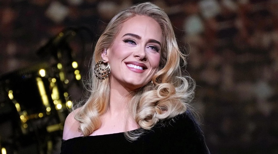 Pevka Adele presenetila: razkrila, da je pred pomembno prelomnico v življenju (foto: Twitter/Steve Davey @ GT)