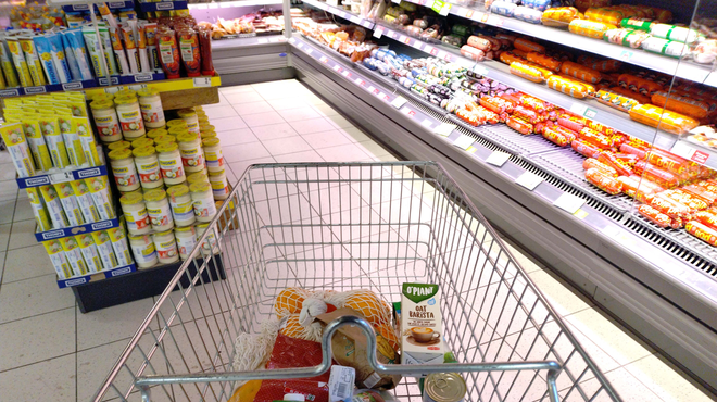 Košarica osnovnih živil najcenejša od začetka popisa: tokrat se najbolj splača nakupovati v ... (foto: Bobo)