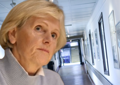 Družinski zdravniki bežijo iz ZD Ljubljana, direktorica pa prejme denarno nagrado