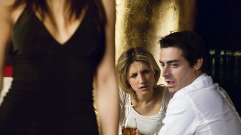 Odvetnik razkril, kako hitro prepozna lažnivca: pravi, da gre za psihološki trik, ki čisto vedno deluje (in odstrani krinko)