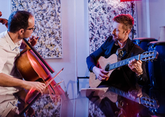 (VIDEO) Logar in Bezenšek z dobrodelno noto odprla svoje srce: zaigrala sta pesem, ki jo je napisal pokojnemu sinu