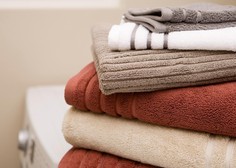Brisače nikoli več ne bodo grobe kot brusni papir: če pri pranju uporabite ta trik, bodo mehkejše od svile