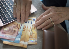 Več kot četrtina Slovencev bo na svoje račune prejela več denarja