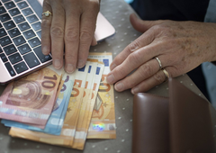 Več kot četrtina Slovencev bo na svoje račune prejela več denarja