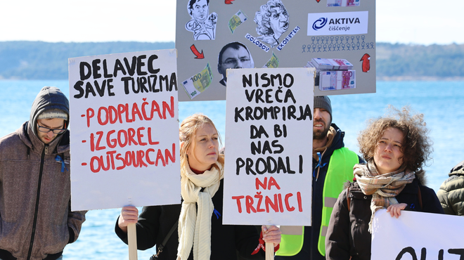 Razočarane sobarice na protestnem shodu: "Dostojanstva si ne bomo pustile vzeti" (foto: Bobo)