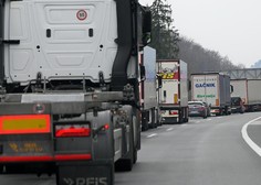 Strpno za volanom: na gorenjski avtocesti zaradi prometne nesreče oviran promet, tudi drugod po Sloveniji številni zastoji