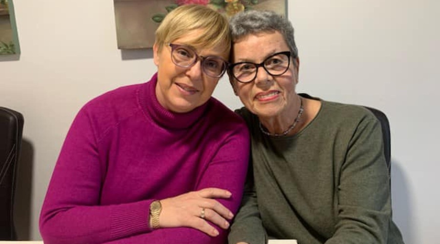 FOTO: Pirc Musarjeva obiskala Anito Ogulin in jo močno objela (foto: Facebook/Nataša Pirc Musar)