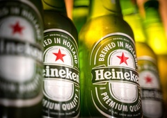 Zakaj teoretiki zarot prisegajo, da ne bodo nikoli več spili Heinekena
