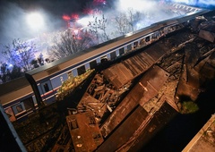 Grčija žaluje: v trčenju vlakov več kot 30 mrtvih