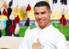 Um Cristiano Ronaldo quase completamente nu publicou uma foto da sauna e chocou: a estrela está ... pintando as unhas!