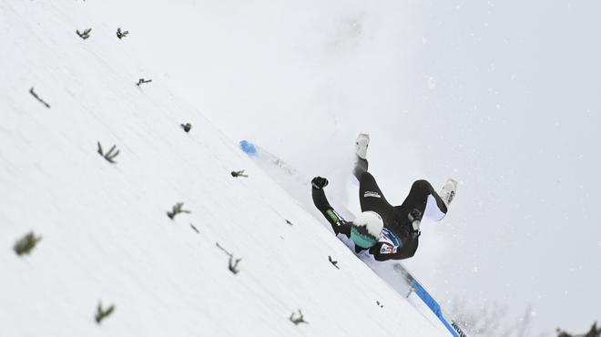 FOTO in VIDEO: Drama v Planici! Peter Prevc grdo padel, s snežnimi sanmi so ga odpeljali v bolnišnico (znane prve podrobnosti) (foto: Žiga Živulovič jr. / Bobo)