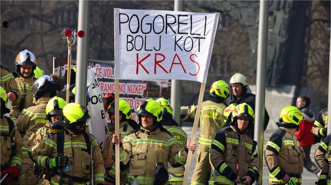 Policija preiskuje gasilce zaradi burnega protesta (foto: Luka Dakskobler/Bobo)