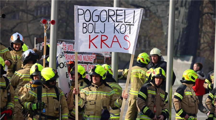 Policija preiskuje gasilce zaradi burnega protesta (foto: Luka Dakskobler/Bobo)