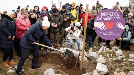 FOTO: Pirc Musarjeva z lastnimi rokami posadila lipo. Poglejte, komu jo je poklonila