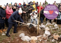 FOTO: Pirc Musarjeva z lastnimi rokami posadila lipo. Poglejte, komu jo je poklonila