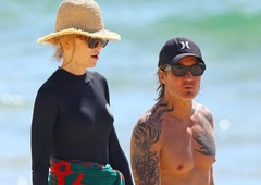 Izklesano telo čednega glasbenika je zbledelo ob nenavadnih kopalkah njegove slavne žene (FOTO)