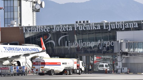 Potniški kaos se seli v Slovenijo: odpovedani številni poleti, potniki obupano iščejo rešitve