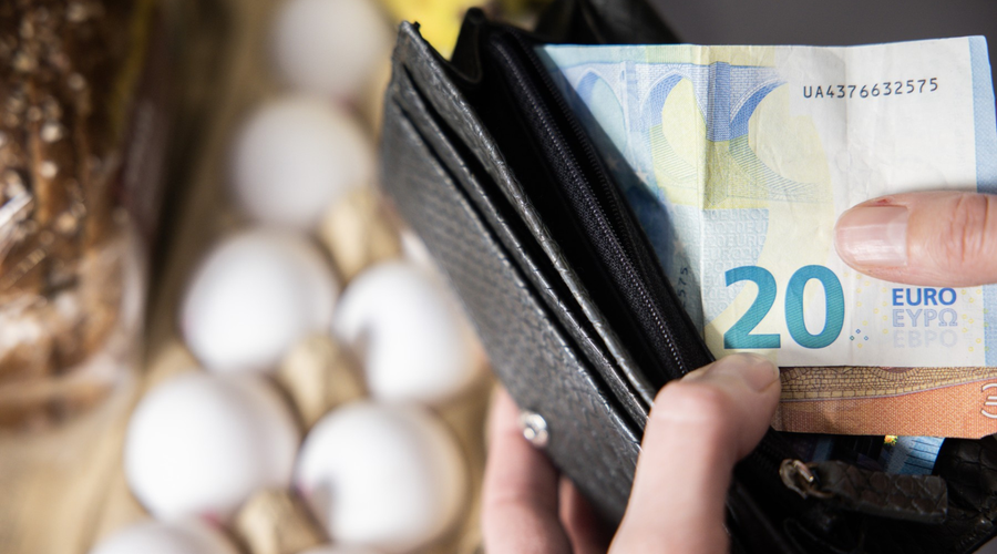 Zaradi vse dražjega življenja se mnogi Slovenci komaj prebijejo čez mesec: bodo cene rasle še naprej? (to pravijo strokovnjaki) (foto: Profimedia)