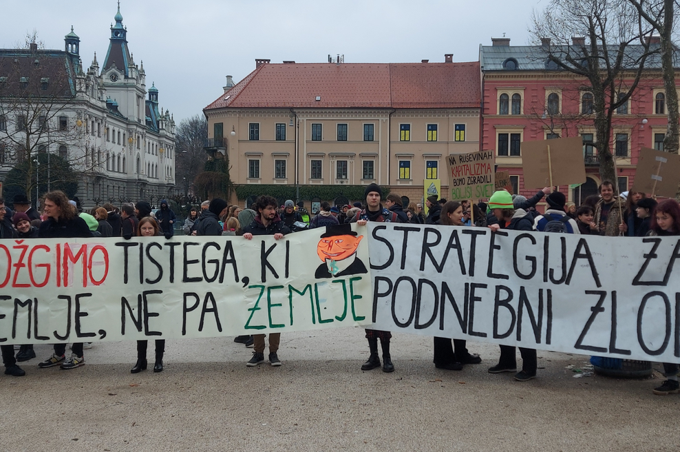 Množica mladih na podnebnem shodu: "Zahtevamo spremembe na vseh področjih delovanja družbe" (FOTO) (foto: Uredništvo)