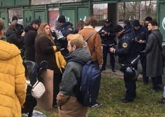 Dramatični prizori v Ljubljani: protestniki zasedli stari bežigrajski stadion, policija na izhodu popisuje ljudi (FOTO)
