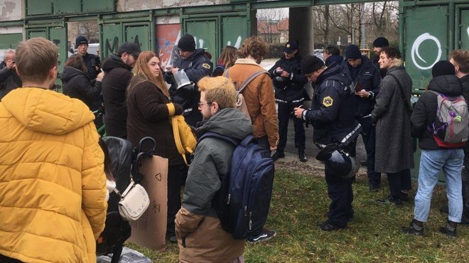 Dramatični prizori v Ljubljani: protestniki zasedli stari bežigrajski stadion, policija na izhodu popisuje ljudi (FOTO) (foto: Uredništvo)