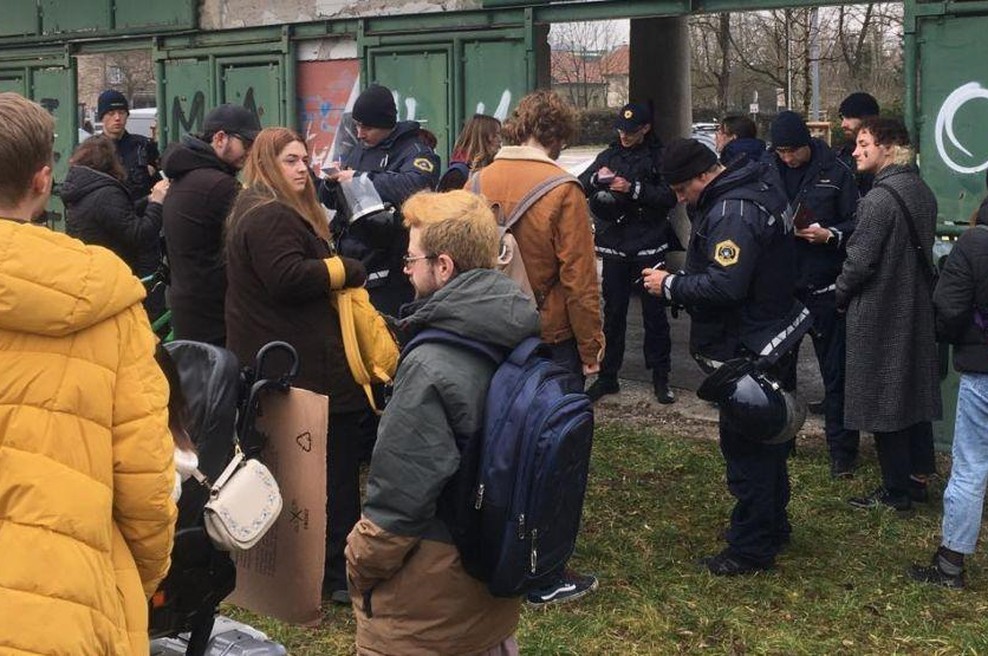 Dramatični prizori v Ljubljani: protestniki zasedli stari bežigrajski stadion, policija na izhodu popisuje ljudi (FOTO) (foto: Uredništvo)