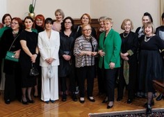 V Cankarjevem domu izbrali Slovenko leta 2022, nagrada tokrat v roke legendarne filmske igralke