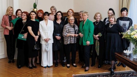 V Cankarjevem domu izbrali Slovenko leta 2022, nagrada tokrat v roke legendarne filmske igralke