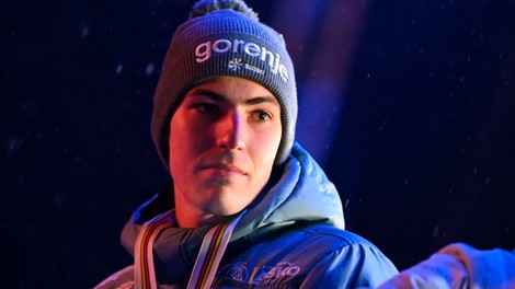 Najslajši poljub svetovnega prvenstva v Planici: Timi Zajc poziral z dvema kolajnama, njegovo dekle pa ... (FOTO)