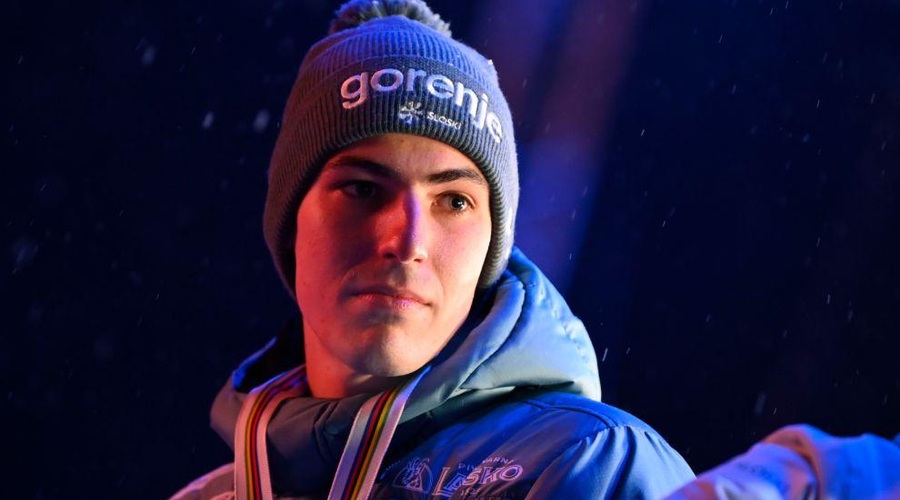 Najslajši poljub svetovnega prvenstva v Planici: Timi Zajc poziral z dvema kolajnama, njegovo dekle pa ... (FOTO) (foto: Žiga Živulovič jr. / Bobo)