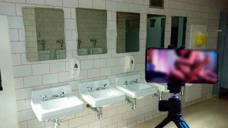 Na spletu zaokrožil videoposnetek spolnega odnosa med dijakoma mariborske šole, odzvala se je ravnateljica