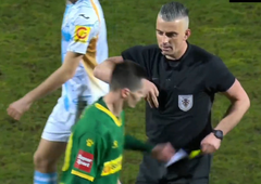 VIDEO: Nogometašu je prekipelo, po prejetem rdečem kartonu raztrgal sodnikov zvezek