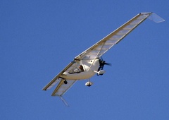 V hudi nesreči letala na Dolenjskem tudi ena smrtna žrtev (na kraju nesreče policisti in reševalci)