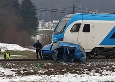 Življenje 28-letnika, ki je z vozilom trčil v potniški vlak, ogroženo