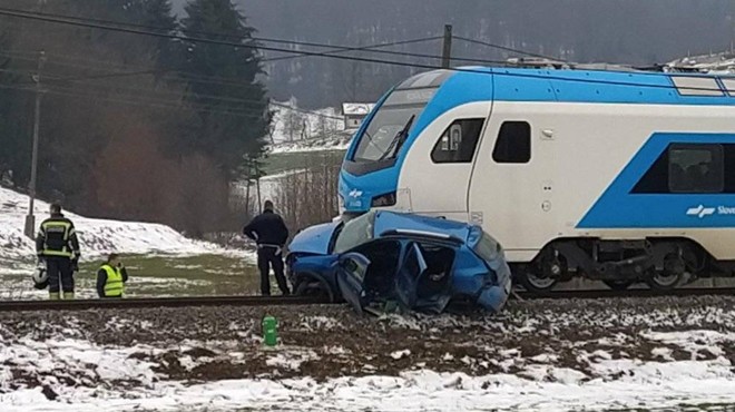 Življenje 28-letnika, ki je z vozilom trčil v potniški vlak, ogroženo (foto: Facebook/Gasilski center PGD Stična)
