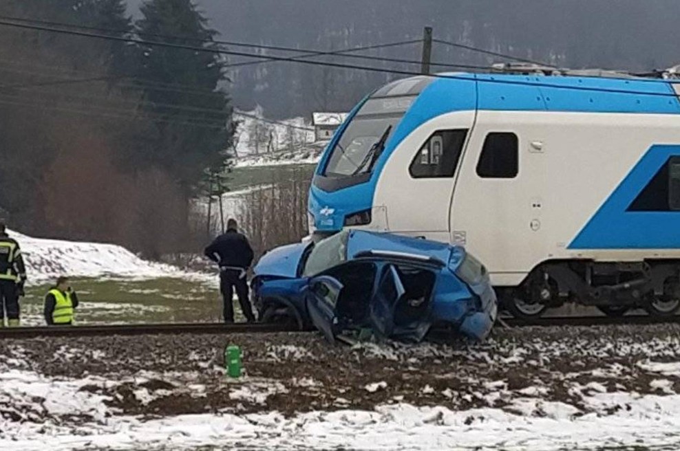 Življenje 28-letnika, ki je z vozilom trčil v potniški vlak, ogroženo (foto: Facebook/Gasilski center PGD Stična)