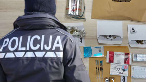 Kriminalistična preiskava: 22-letniku zasegli več različnih prepovedanih drog