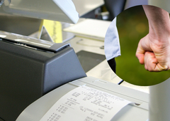 Moški razmetaval cigarete po trgovini in varnostnika pozival k pretepu