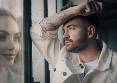 Slovenski glasbenik (neuspešno) skriva svoje dekle: je njegovo srce omrežila priljubljena udeleženka šova?