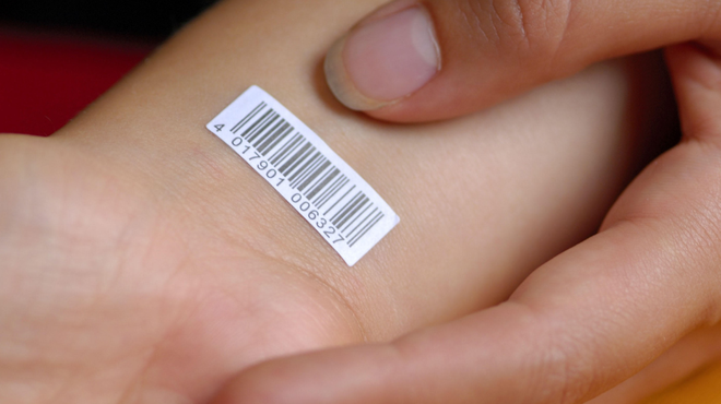Pristojni si prizadevajo, da bi tudi paciente, tako kot izdelke v trgovinah, označili s črtnimi kodami (foto: Profimedia)