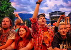 Razkrivamo imena nastopajočih vročega poletnega spektakla Pivo in cvetje (imamo vse podrobnosti)