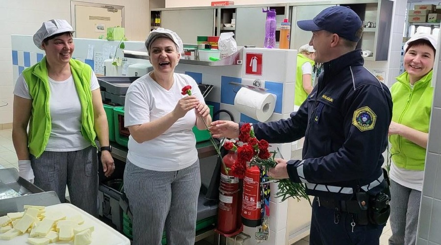Kakšni kavalirji! Novomeški policisti so se na dan žena odločili za neverjetno, preprosto čudovito akcijo (FOTO) (foto: PU Novo mesto)