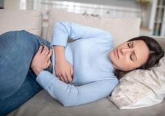 Se ženskam zaradi bolečih menstruacij obeta bolniška odsotnost?