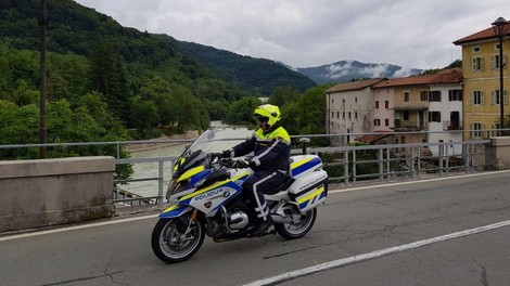 V prometni nesreči huje poškodovan policist na motorju