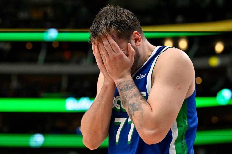 Luka Dončić v bolečinah predčasno končal tekmo (foto: Profimedia)